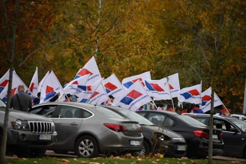 A munkavállalókat elbocsátással riogatják, ha nem vesznek részt a Szerb Haladó Párt rendezvényén.