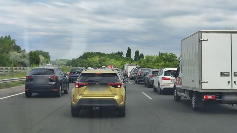 Képekben – Így alakul a forgalom az M7-es autópályán vasárnap délután.
