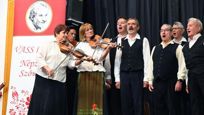Szolnokon egy különleges esemény zajlott, amikor harminc népdal hangzott fel egy időben, és a közönség egyszerűen elragadtatva figyelte a varázslatos előadást.