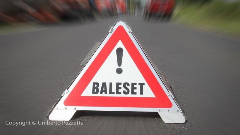 Egy autó balesete történt a Balaton partján, ami miatt az utat lezárták.