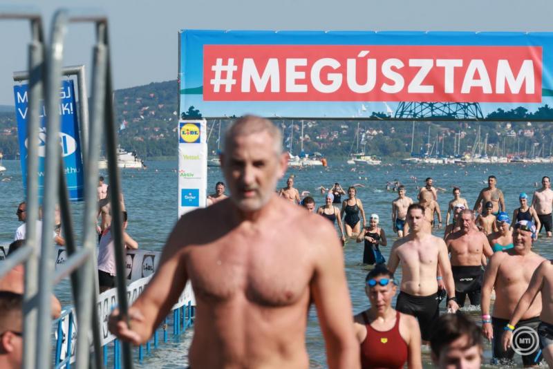 Több mint tízezren vettek részt a Balaton-átúszás kihívásában, ezzel rekordot döntve a rendezvény történetében.