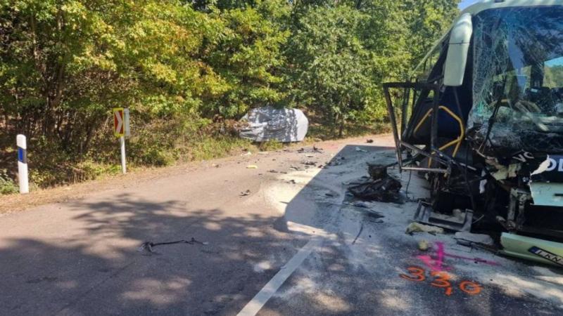 Kilenc fő, közöttük egy fiatal gyermek is megsérült a tragikus buszbaleset következtében!