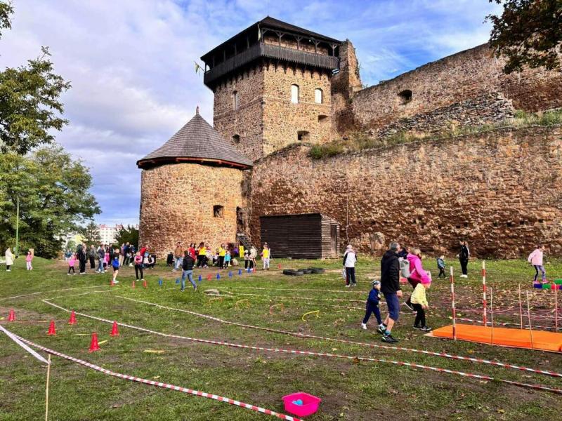 Rekordszámú résztvevővel zajlott az idei Várfutás Füleken - FOTÓGALÉRIA

Füleken idén lenyűgöző számú futó gyűlt össze a Várfutás eseményére, amely a helyi közösség számára igazi ünneppé vált. A verseny lebonyolítása során a résztvevők nemcsak a táv leküz