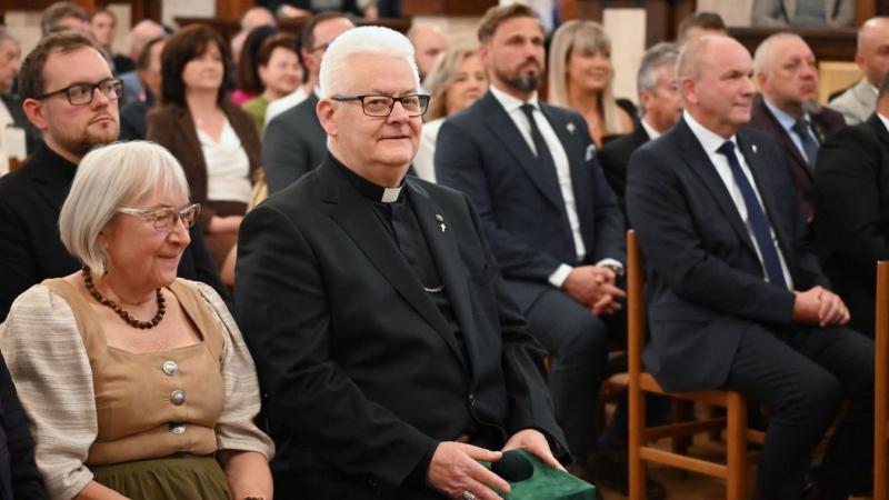 Fedezd fel a Móri Bornapok varázslatos világát, ahol a bor és a kultúra találkozik! Az esemény keretében különleges díszpolgári cím átadása is zajlik, amely méltó elismerése a helyi közösség kiemelkedő tagjainak. Ne hagyd ki a színes programokat és a fele
