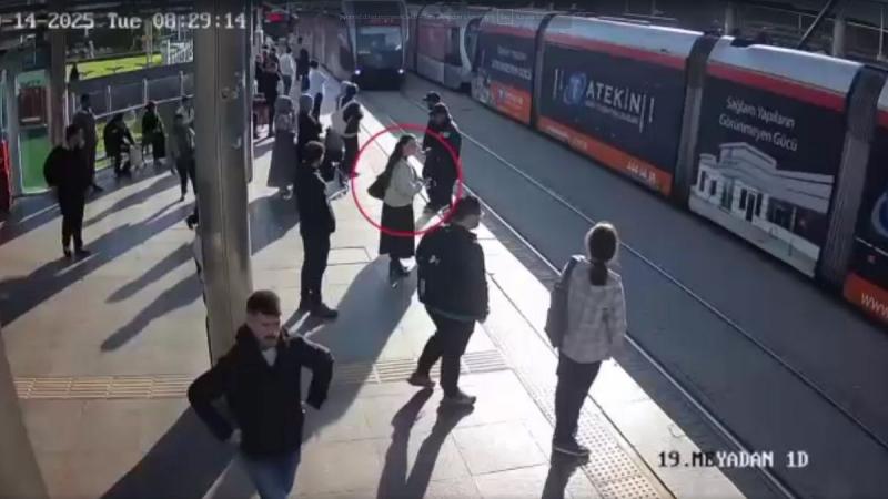 Videó: Egy török biztonsági őr az utolsó másodpercben mentette meg egy nőt a közeledő villamos elől.