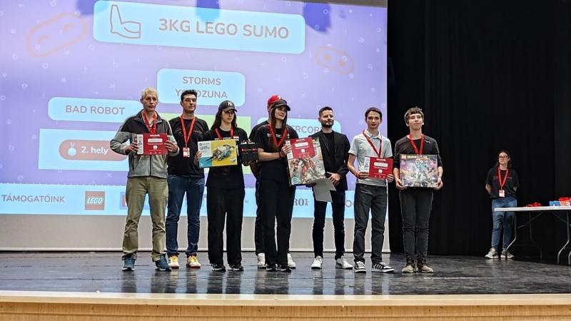 A fiatalok robotokat alkottak, majd ezekkel indultak izgalmas szumócsatáikra.
