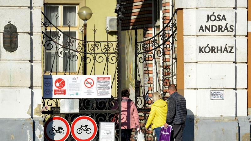 Így bántak vele és a szüleivel - egy szabolcsi nő üzenete az egészségügyi dolgozóknak

Egy szabolcsi nő szívből jövő üzenetet fogalmazott meg az egészségügyi dolgozók felé, akik nap mint nap küzdenek a betegek életéért. Osztotta meg tapasztalatait arról, 