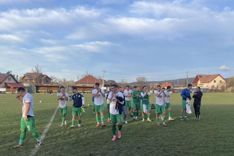 Botlott Barót, a Kovászna megyei pontvadászat friss éllovasa | Székely Sport
A Kovászna megyei pontvadászatban új színekben tündököl Botlott Barót, amely mostantól az éllovas szerepét tölti be. A sportág iránti elkötelezettsége és a csapat összefogása ré