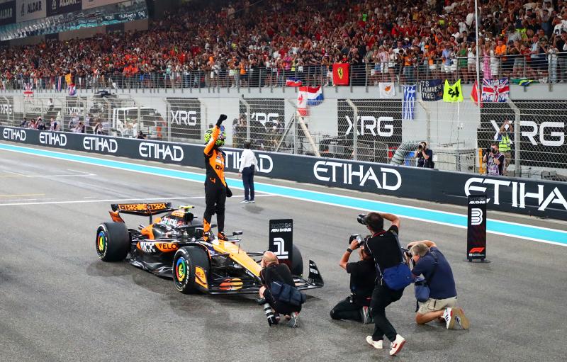 A 2024-es Forma-1-es szezon végső csatáját Norris futamgyőzelme és a McLaren csapat bajnoki címe koronázta meg, ezzel felejthetetlen pillanatokkal gazdagítva a motorsport rajongóit.