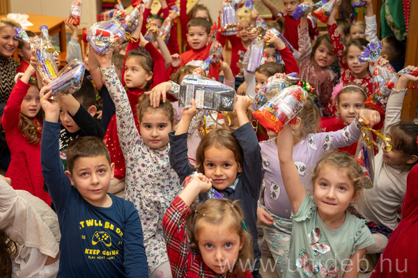 Az UniFit Mikulása varázslatos pillanatokkal ajándékozta meg a számos gyermek szívét, akiknek mosolya és öröme felejthetetlen élménnyé tette ezt a különleges napot.