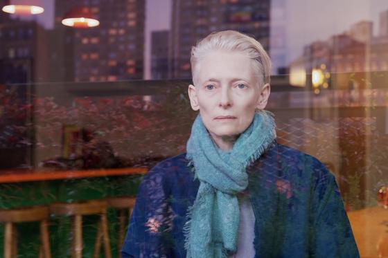 Tilda Swinton elnyerte az Arany Medve-díjat a Berlini Nemzetközi Filmfesztiválon, ezzel újabb fejezetet írva figyelemre méltó pályafutásába. Az ikonikus színésznő teljesítménye és művészi sokszínűsége ismételten lenyűgözte a közönséget és a zsűrit egyarán