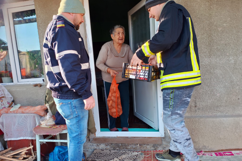 A tűzoltók segítő kezet nyújtottak a rászorulóknak.