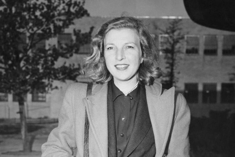 Martha Gellhorn: A nő, aki feltárta a háború igazi arcát

Martha Gellhorn nem csupán egy újságíró volt; ő volt a háborús tudósítás úttörője, aki bátran lépett a frontvonalra, hogy a világ elé tárja a konfliktusok valóságát. Képzeljük el, ahogy a harcmezők