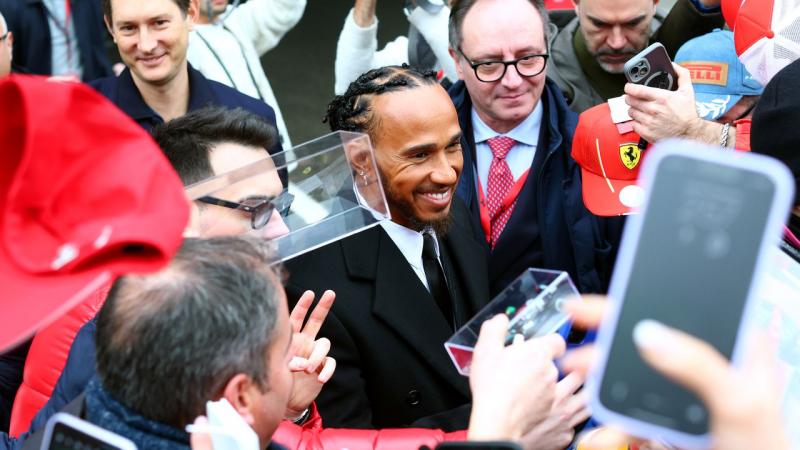 Lewis Hamilton belépett a Ferrari központjába; már tudni lehet, mikor pattanhat be a versenyautóba.