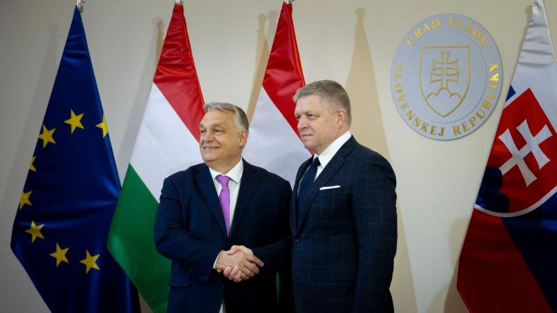 Orbán Viktor: Az ukrán NATO-tagság háborús konfliktust idézhet elő + videóelemzés

A magyar miniszterelnök, Orbán Viktor, nemrégiben kifejtette véleményét az ukrán NATO-tagság kapcsán. Szerinte ez a lépés egyenlő a háborús helyzet további eszkalációjával.