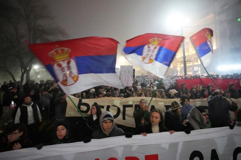 Ismét jelentős útvonalakat zártak le Szerbiában a korrupció ellen tiltakozó diákok.