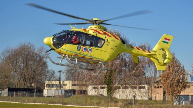 Egy építkezési területen tragikus baleset történt: egy férfi több méter magasból zuhant le. A baleset körülményei még vizsgálat alatt állnak, és a hatóságok igyekeznek kideríteni, mi vezetett a szerencsétlen eseményhez. A helyszínen gyorsan intézkedtek, é