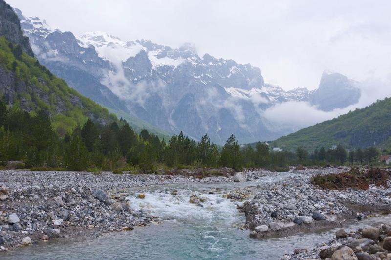 Európában egy lenyűgöző és félelmetesen hatalmas földalatti forró tavat fedeztek fel, amely új rekordot állított fel a régió történetében. E felfedezés nemcsak a tudományos közösséget, hanem a nagyközönséget is lenyűgözte, hiszen a múlt titkait tárták fel