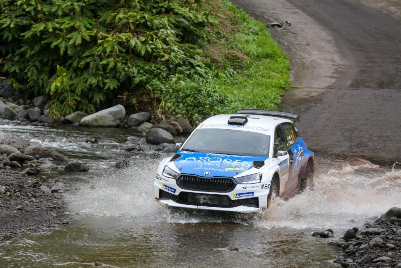 Loeb olyan stílusban irányította autóját, hogy még a Skoda gyári mérnökei is meglepődtek, hiszen ilyet még soha nem tapasztaltak korábban.