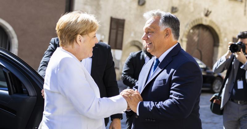 A világ színpadán zajló események újabb meglepő fordulata: Merkel és a német hadiipar titkai. Hogyan juttatta el a német kancellár a hadiipari óriás üzleti lehetőségeit Orbán Viktorhoz és egy magyar oligarchához? Fedezzük fel a politikai játszmák és gazda