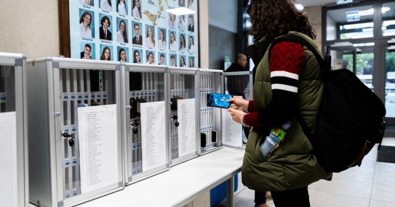 Egy diák kifogást emelt az alkotmánybíróságnál az iskolai mobiltelefon-használat megszorításai ellen.