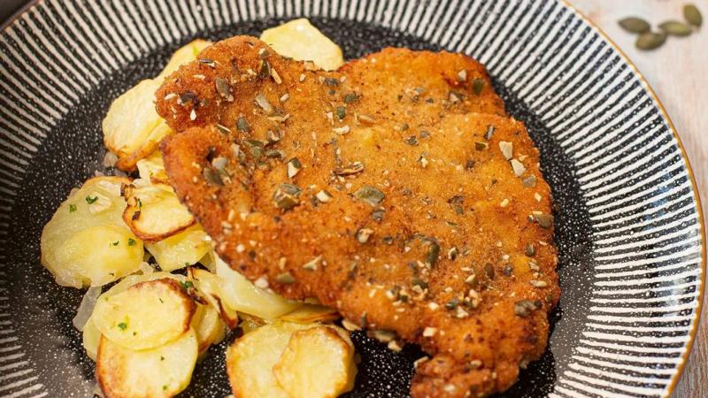 Íme egy különleges recept a ropogós rántott hús elkészítéséhez: fedezd fel, mivel válthatod ki a hagyományos zsemlemorzsát!
