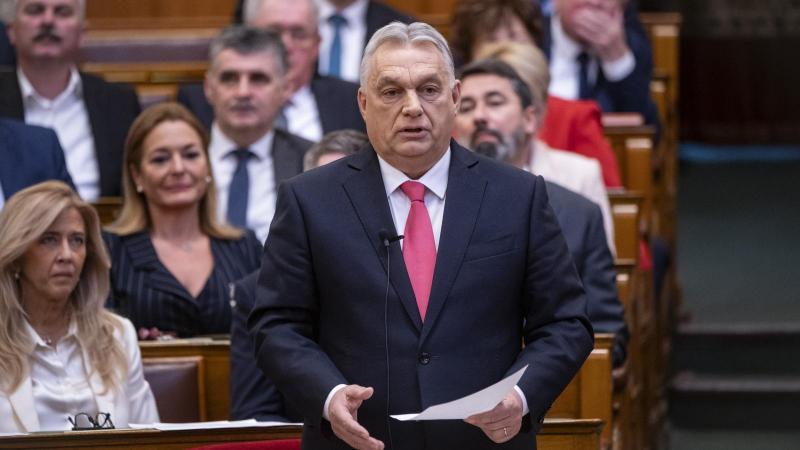 Orbán Viktor arra ösztönzi a közönséget, hogy csatlakozzon a Kollár Kinga ellen indított petícióhoz, és támogassa e kezdeményezést aláírásával.