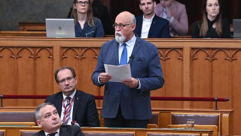 Két évtizednyi szolgálat után búcsúzik a Fidesz egyik parlamenti képviselője.
