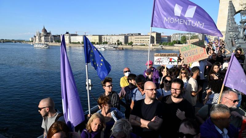 A rendőrség csütörtöki tüntetés egyik résztvevőjét sikkasztás gyanújával állította elő.