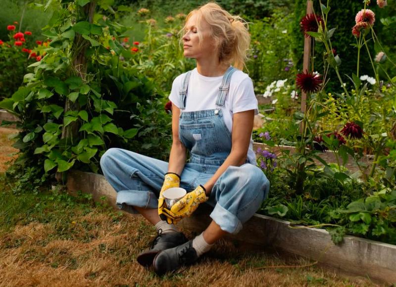 Pamela Anderson most egy merész frizurával lépett a nyilvánosság elé: extrém rövid hajával sokkolta a közönséget, de kétségtelenül jól áll neki! A színésznő új megjelenése igazi frissességet hozott, és bátran mutatja meg egyedi stílusát. 
