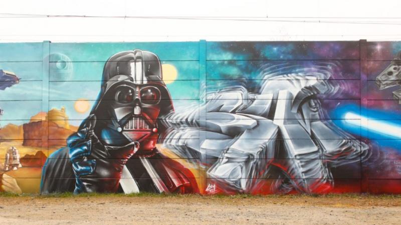 A Néprajzi Múzeumban most egy igazi különlegesség várja a látogatókat: a Star Wars univerzumból származó fegyver eredeti példányát állítják ki. Ez a kiállítás nem csupán a filmrajongók számára izgalmas, hanem a popkultúra és a filmkészítés iránt érdeklődő