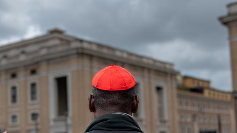 Megkezdődött a várakozás: nemsokára fény derül arra, hogy ki ülhet a következő pápai trónra.