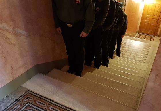 Különleges figyelmet kapott az Országgyűlési Őrség egyik tisztje, mivel ügyészségi nyomozás kezdődött az ügyében.