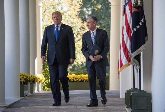 Trump fenyegetései ellenére az amerikai jegybank nem tervez változtatni az alapkamaton.