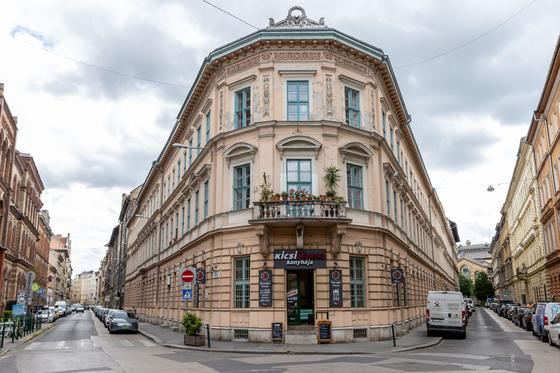 A Kálvin tér szomszédságában egy varázslatos belső kert bújik meg, amely egykor Csonka János híres műhelyének otthont adott. Itt a múlt és a természet harmóniája találkozik, egy különleges világot teremtve a városi forgatag közepette.