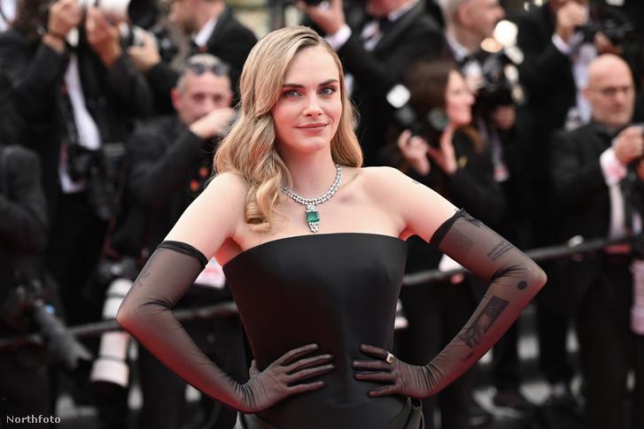 Cara Delevingne új frizurájával szinte felismerhetetlenné vált: a népszerű szőke tincsek helyett most egy teljesen más stílust választott, amely merész és friss megjelenést kölcsönöz neki.