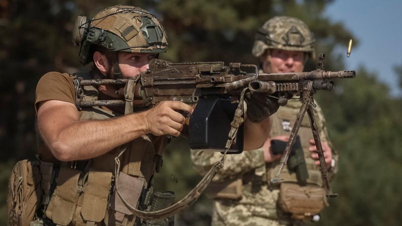 Egy orosz száloptikás drón mért csapást egy ukrán csapatszállítóra, de a következő események fordulata mindenki számára meglepetést okozott.