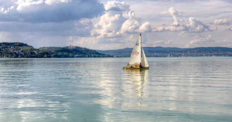 Harminc éve nem tapasztalt hasonlót a Balaton környékén, mint amilyen időjárási és turisztikai viszonyok várhatóak idén – figyelmeztetnek a szakértők.