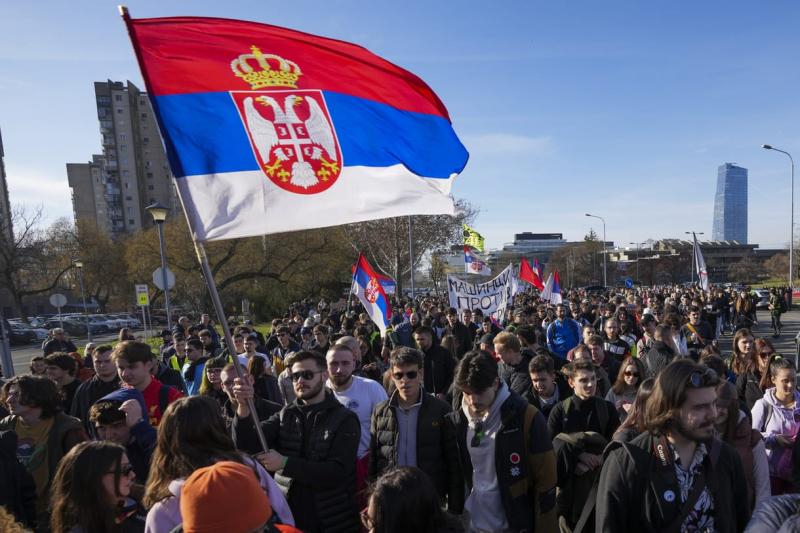 A belgrádi egyetemek számláinak kifizetése már régóta elmarad a szerb állam részéről, különösen azóta, hogy a hallgatók hangot adtak elégedetlenségüknek Vučić kormányával szemben.