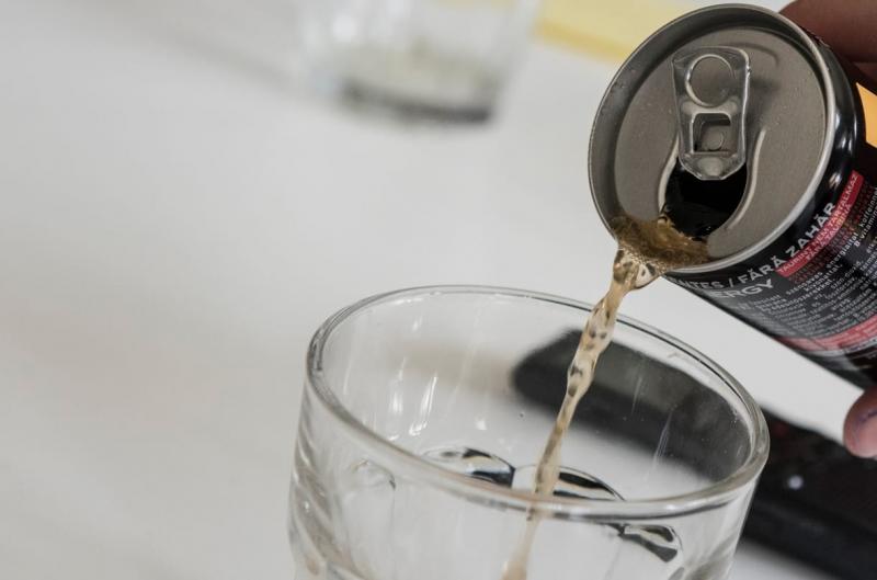 Életbe lépett az energiaitalok forgalmazásának korlátozása: a 18 éven aluliak számára mostantól tilos ezen italok megvásárlása.