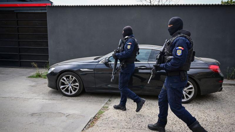 Egy korábbi ukrán menedékkérőt fogtak el a román határon, akit embercsempészettel vádolnak. A férfi a határátlépés során bukkant fel, és a hatóságok gyanúja szerint illegálisan próbált meg segíteni másoknak a határon való átlépésben.
