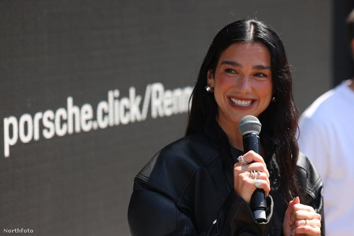 Dua Lipa édesapjával közösen lépett fel egy koncerten, és ezzel világossá vált, honnan származik a popsztár lenyűgöző tehetsége. Az apai dúó igazi zenei élményt nyújtott, amely még inkább kiemelte Dua egyedi stílusát és hangzását.