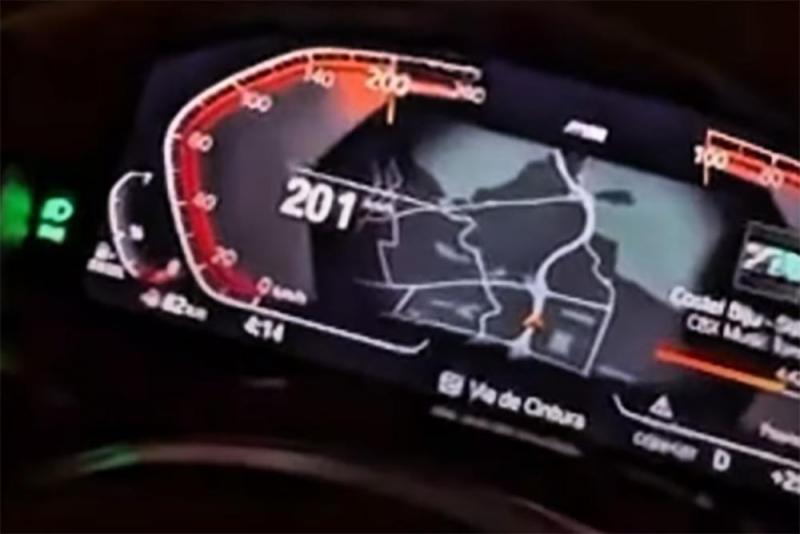Saját készítésű felvételének köszönhetően lepleződött le: több mint 200 km/órás sebességgel száguldott, amit meg is osztott.