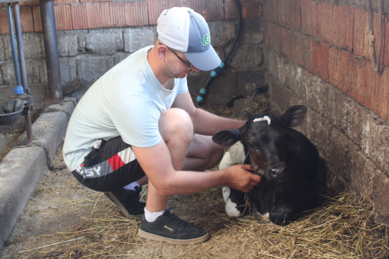 Egy fiatal agrármérnök felfedezőútra indult, hogy felfedezze a boldogság titkait a mezőgazdaság világában. A napfényben fürdő zöldellő földek között, ahol a természet szépsége és a munka öröme összefonódik, minden lépése új lehetőségeket és kihívásokat re