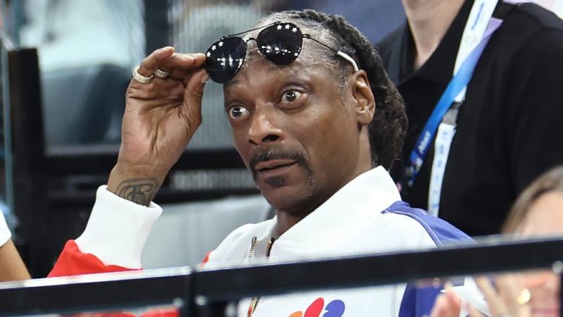 Snoop Dogg nem éppen az a típus, aki könnyen belevetné magát a mozizásba, főleg amikor egy fiatal fiú szemtanúja volt egy leszbikus pár romantikus pillanatának. Az élmény valahogy megragadta, és úgy döntött, inkább elkerüli a mozi sötétjét, hogy alaposan 