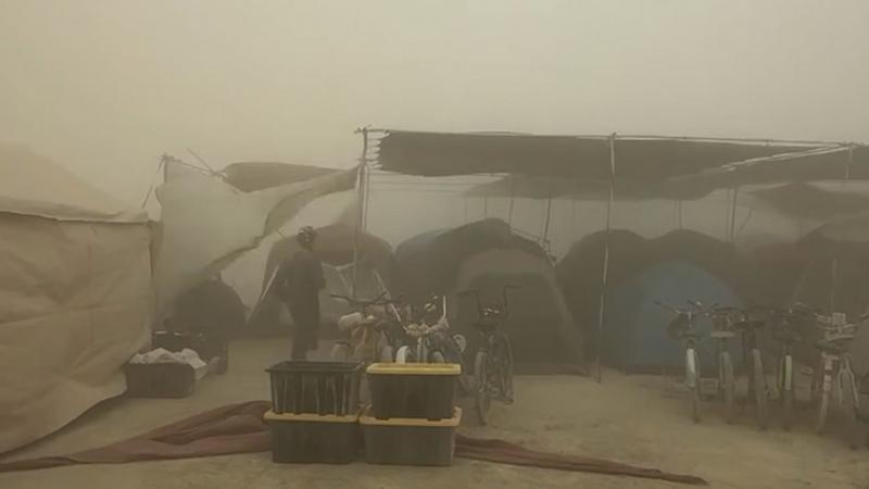 A Burning Man fesztivál idén különösen kihívásokkal teli körülmények között zajlik, hiszen brutális széllökések, porviharok és a közelgő esőzések egyaránt megnehezítik a résztvevők helyzetét. Az elemek harca felerősíti a rendezvény szellemét, miközben a r