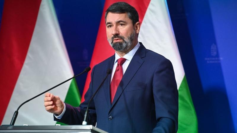 Hidvéghi Balázs: Őrizzük meg a békét – Videóbejegyzés

A béke megőrzése mindannyiunk felelőssége, és Hidvéghi Balázs új videója éppen erről szól. A tartalom arra hívja fel a figyelmet, hogy a harmónia és nyugalom fenntartása a társadalomban elengedhetetle