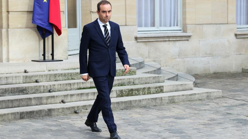 Csupán egy éjszaka leforgása alatt omlott össze az a kormány, amely képes volt magával rántani egész Európát.