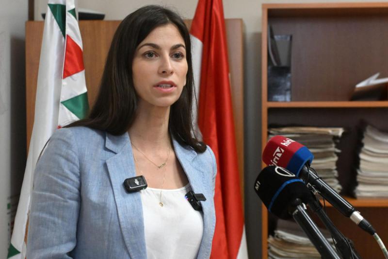 Szentkirályi Alexandra, a Tisza Párt frissen kinevezett egészségügyi szakértője, a kórházi osztályok bezárása kapcsán osztotta meg véleményét és javaslatait. A témában folytatott beszélgetés során hangsúlyozta a helyzet sürgősségét és a szükséges lépések 