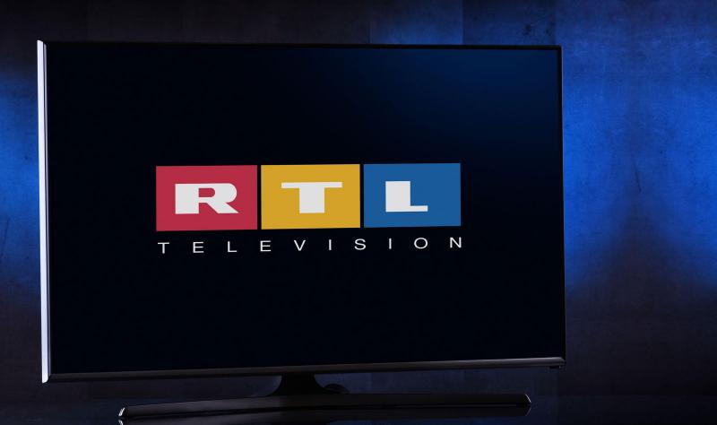 Egy meglepő esemény zavarta meg az RTL Híradó élő adását, amely során a híradós részletesen ismerteti a különleges pillanat hátterét és a váratlan helyzetet.
